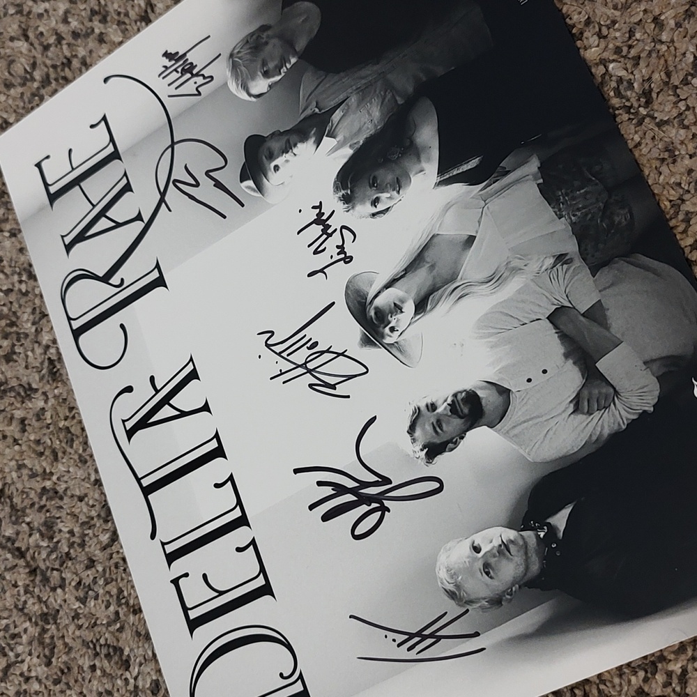 Delta Rae Hand Signed Autograph Photo - Picture 2 of 4